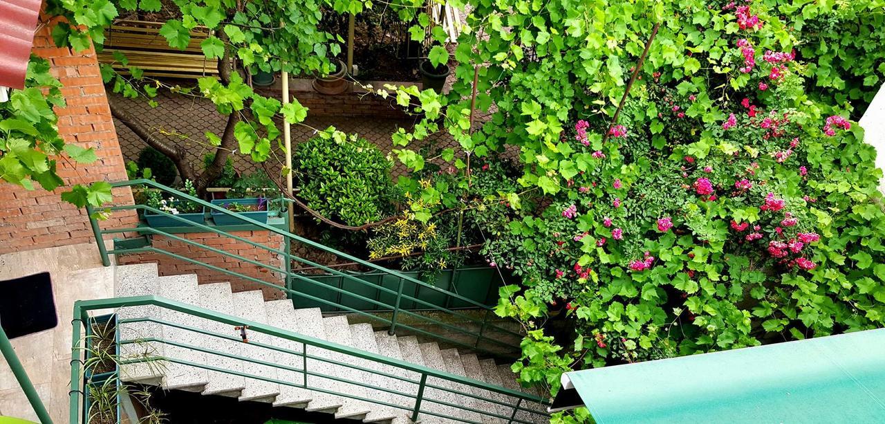 Guesthouse Different Tbilisi Eksteriør bilde
